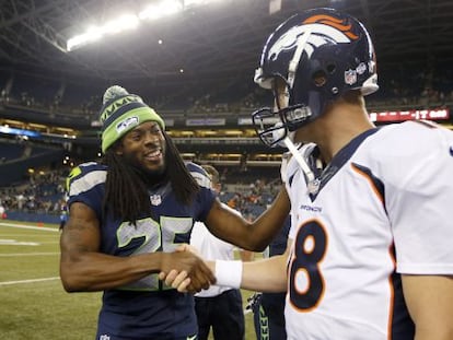 Richard Sherman, interceptor de los Seattle Seahawks, saluda al quarterback de Denver Broncos, Peyton Manning.