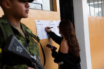 Desde el día 12 de abril, se declaró estado de excepción en varias ciudades lo que ha fortalecido la presencia militar en la jornada electoral. En la imagen, la jornada electoral transcurre en el Instituto Tecnológico Superior Central Técnico, en Quito.
