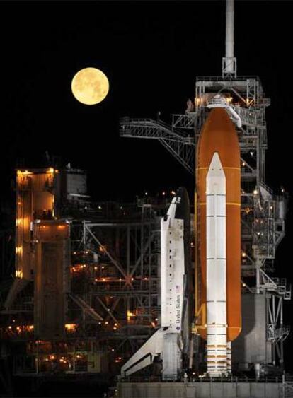 El 'Discovery', preparado para el lanzamiento en la plataforma 39A de la base espacial Kennedy de Florida, la pasada noche