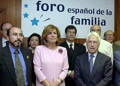 La <i>número tres</i> del PP al Ayuntamiento del PP, Ana Botella, se ha reunido con la Junta Directiva del Foro Español de las Familas.