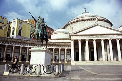 Los Borbones reinaron en Nápoles entre 1734 y 1860, salvo la interrupción napoleónica. La estatua ecuestre de Carlos III, obra de Antonio Canova, destaca en la plaza del Plebiscito.