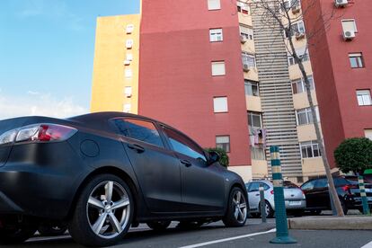 Edificio en la barriada de Montequinto de Dos Hermanas (Sevilla) donde residía la mujer que ha fallecido tras ser apuñalada por su expareja.