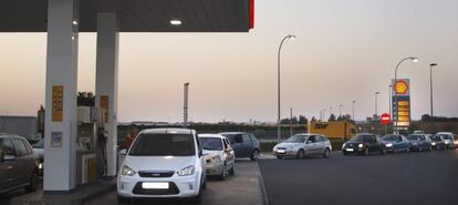 Colas en una gasolinera de Lepe (Huelva).