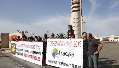 Protesta de bomberos y brigadistas en Alicante.