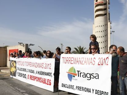 Protesta de bomberos y brigadistas en Alicante.