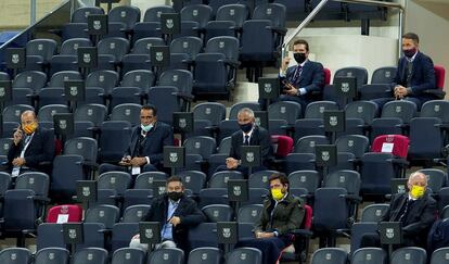 El presidente del FC Barcelona, Josep Maria Bartomeu, en el palco de autoridades del Camp Nou, durante el partido ante el Villarreal.