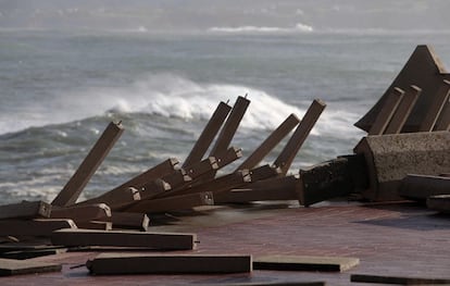 <b>Destrozos en el paseo marítimo.</b> El Concello de A Coruña ha calculado que en los últimos días, solo en esa provincia, los daños superan los 700.000 euros. La fuerza del mar ha destrozado buena parte del paseo marítimo de la capital de la provincia, en la imagen.