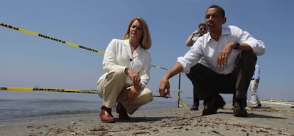 El presidente de los EE UU, Barack Obama, examina restos de chapapote en la playa de Fourchon.