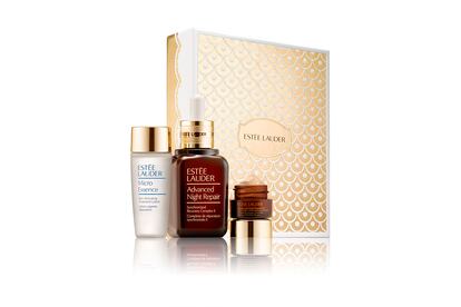 El set imprescindible para las vacaciones, de Estée Lauder 
Repara y renueva tu piel recuperando su aspecto radiante, luminoso y juvenil con esta colección de lujo de Estée Lauder. Incluye sus grandes hits de la línea Advanced night repair: su imprescindible suero, un contorno de ojos, que combate los daños de la luz azul, y una loción revitalizante. Precio: 130 euros.