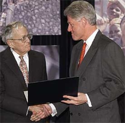 Burke Marshall, junto a Bill Clinton.