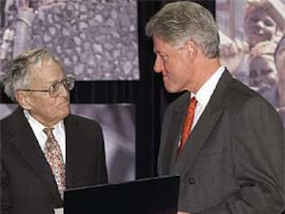 Burke Marshall, junto a Bill Clinton.