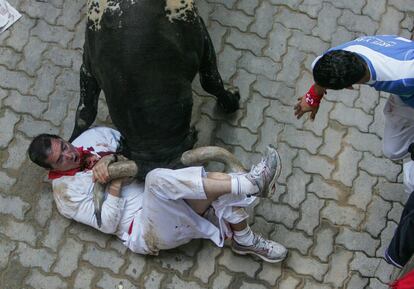 12 de julio de 2009. Un toro de la ganadería Miura de nombre 'Ermitaño' se enceló con un corredor durante unos dramáticos momentos.