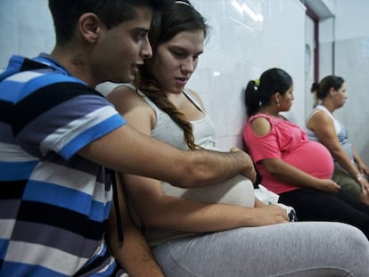 Adolescentes argentinos esperan en una consulta médica de Buenos Aires.