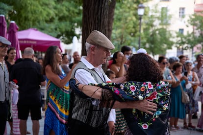Una pareja participa en el concurso de Chotis y Pasodoble durante las Fiestas de la Paloma, a 14 de agosto de 2022, en Madrid.