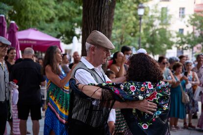 Una pareja participa en el concurso de Chotis y Pasodoble durante las Fiestas de la Paloma, a 14 de agosto de 2022, en Madrid.