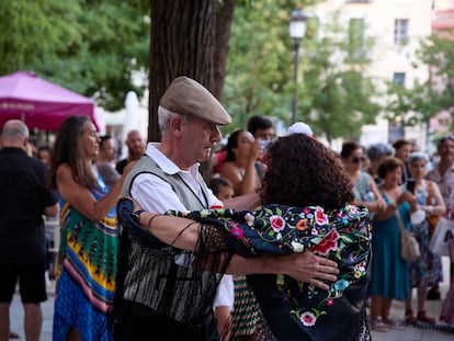 Una pareja participa en el concurso de Chotis y Pasodoble durante las Fiestas de la Paloma, a 14 de agosto de 2022, en Madrid.