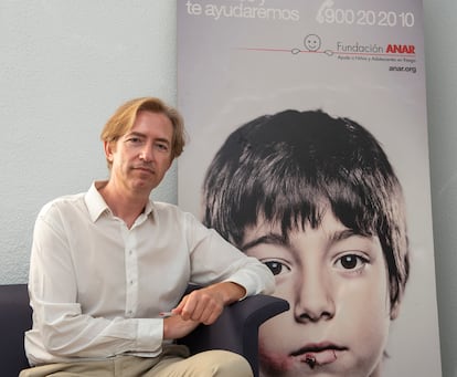 Benjamín Ballesteros Barrado, de la Fundación ANAR (Ayuda a Niños y Adolescentes en Riesgo), en la sede de la ONG.