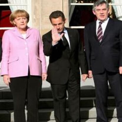 De izqa a dcha: el presidente del eurogrupo y presidente de Luxemburgo Jean-Claude Junckers, el primer ministro italiano Silvio berlusconi, la canciller alemana Angela Merkel, el presidente francés Nicolás Sarkozy, el primer Ministro británico Gordon Brown, el presidente de la Comisión Europea Jose Manuel Durao Barroso y el presidente del Banco Central Europeo Jean-Claude Trichet.