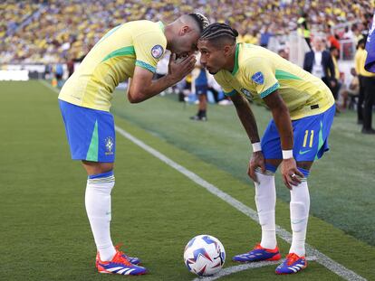 Beraldo y Raphinha hablan antes del lanzamiento de un saque de esquina en el partido contra Colombia.
