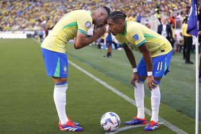Beraldo y Raphinha hablan antes del lanzamiento de un saque de esquina en el partido contra Colombia.