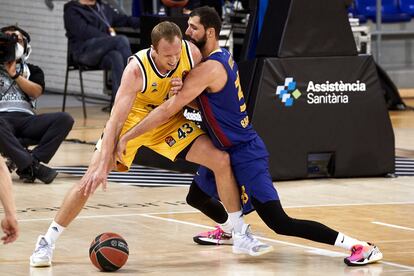 Mirotic intenta arrebatar el balón a Sikma