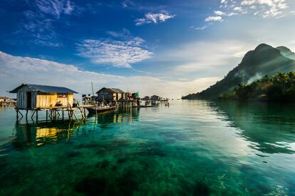 Archipiélago de Semporna (Malasia). El parque nacional Marino Islas Semporna o Tun Sakaran, a unas 20 millas náuticas del Borneo malayo, es otro de los considerados mejores lugares del planeta para practicar el buceo con tubo o botellas. Sus principales islas son Mabul, Matakin, Lankayan, Kapalai y, la más emblemática, Sipadan, aunque en esta última no es posible alojarse y la excursión para bucear en sus magníficos fondos se hace entre ciertas medidas de seguridad a causa de varios ataques terroristas en el pasado. Pero el resto del maravilloso archipiélago no supone problema alguno para viajar y quienes no buceen ni practiquen esnórquel disfrutarán igualmente de playas espectaculares.