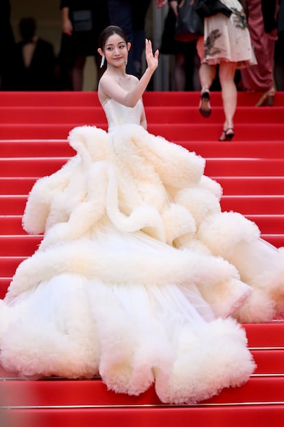 La actriz china Wan QianHui, a su llegada a la ceremonia inaugural del festival con un voluminoso vestido con cola.