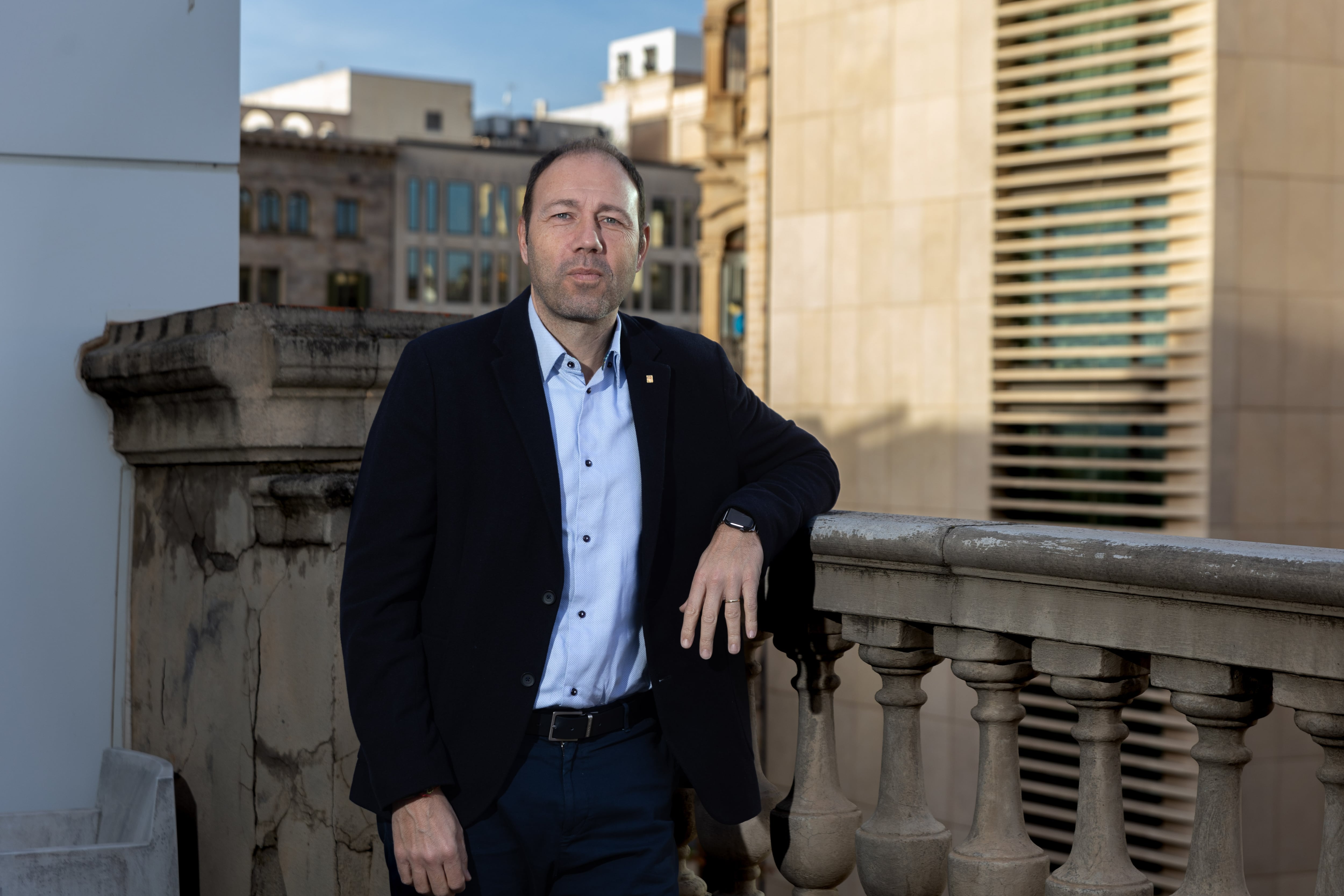 El consejero Álvarez, antes de la entrevista, en la terraza de la sede de EL PAÍS en Barcelona. 