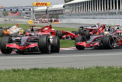 Alonso por delante del bólido de su compañero Hamilton tras salirse de la pista en la primera curva del GP de Canadá.