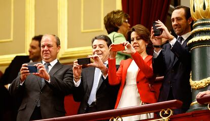 Jose Antonio Monago, Ignacio González, Yolanda Barcina y José Ramón Bauzá, hacen fotografías con sus móviles.