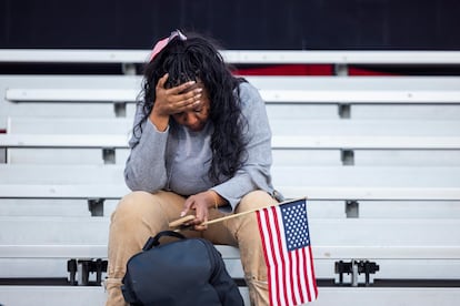 Una mujer se lamenta tras el discurso de Kamala Harris en Washington, un día después de las elecciones en Estados Unidos.