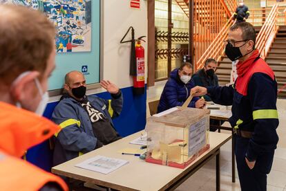 Trabajadores de Alcoa San Cibrao, en el municipio de Cervo (Lugo), votan el martes en el referéndum.