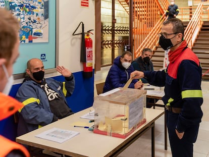 Trabajadores de Alcoa San Cibrao, en el municipio de Cervo (Lugo), votan el martes en el referéndum.