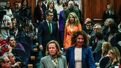 En primer plano, Nadia Calviño y María Jesús Montero, seguidas de Félix Bolaños y Yolanda Díaz, en el Ministerio de sanidad en marzo de 2023.