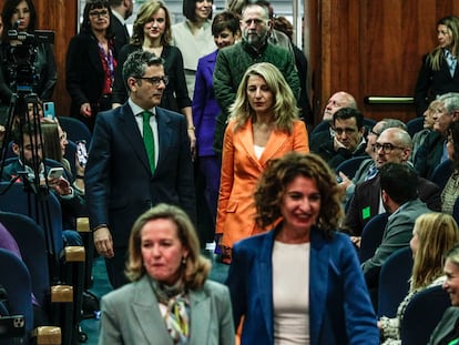 En primer plano, Nadia Calviño y María Jesús Montero, seguidas de Félix Bolaños y Yolanda Díaz, en el Ministerio de sanidad en marzo de 2023.