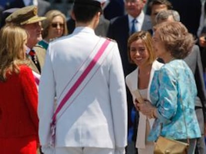 Los Reyes, los Príncipes y la ministra de Defensa en el Desfile de las Fuerzas Armadas de 2010.