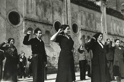 Miembros de las Juventudes Socialistas Unificadas en Gijón el 29 de marzo de 1937.