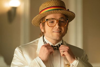 El actor Taron Egerton da vida a Elton John en 'Rocketman'. A diferencia de Rami Malek, que no cantó ninguno de los temas de 'Bohemian Rhapsody', Egerton interpreta cada una de las canciones que aparecen en el musical.