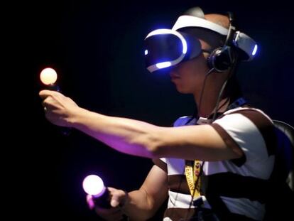 Un jugador con un casco de realidad virtual en el E3.