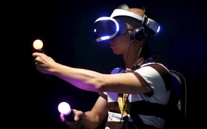 Un jugador con un casco de realidad virtual en el E3.