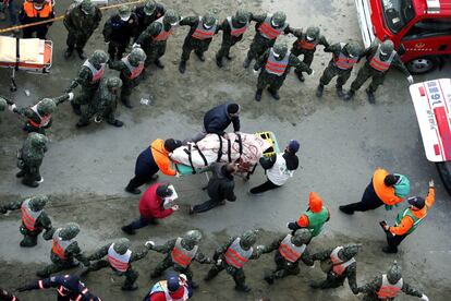 Entre los 122 desaparecidos, según cifras de servicio de emergencias, hay cuatro estudiantes universitarios que se sospecha quedaron atrapados en otro edificio derribado, en el distrito de Yongkang de Tainan, informó el Servicio de Bomberos de la ciudad.