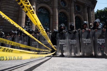 Policías antidisturbios resguardan el acceso del Congreso Local tras la protesta del colectivo VIHVELibre del 21 de febrero.