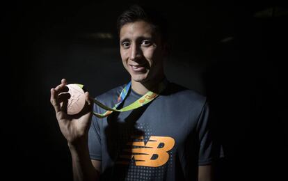 Hernández presume su bronce olímpico
