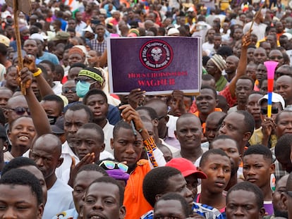 Manifestantes favorables a la junta militar de Níger exhiben un cartel con el lema "Nosotros elegimos Wagner" en una protesta organizada el pasado 20 de agosto en Niamey.