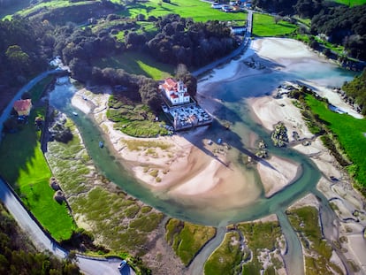 Niembru, hermoso cementerio e iglesia en la costa de Asturias.