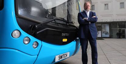 El consejero delegado del fabricante de autobuses y vehículos comerciales eléctricos Switch, Andy Palmer, junto a un bus de la empresa.