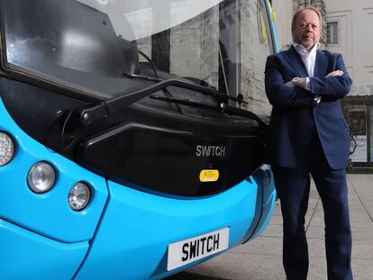 El consejero delegado del fabricante de autobuses y vehículos comerciales eléctricos Switch, Andy Palmer, junto a un bus de la empresa.