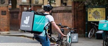 Imagen de un repartidor de Deliveroo.