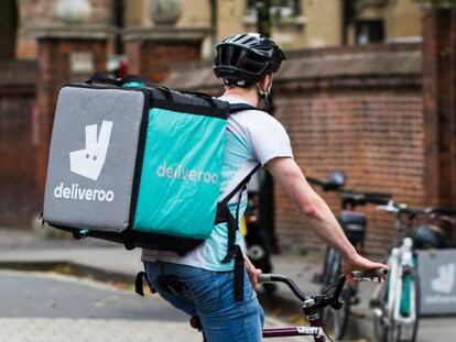 Imagen de un repartidor de Deliveroo.