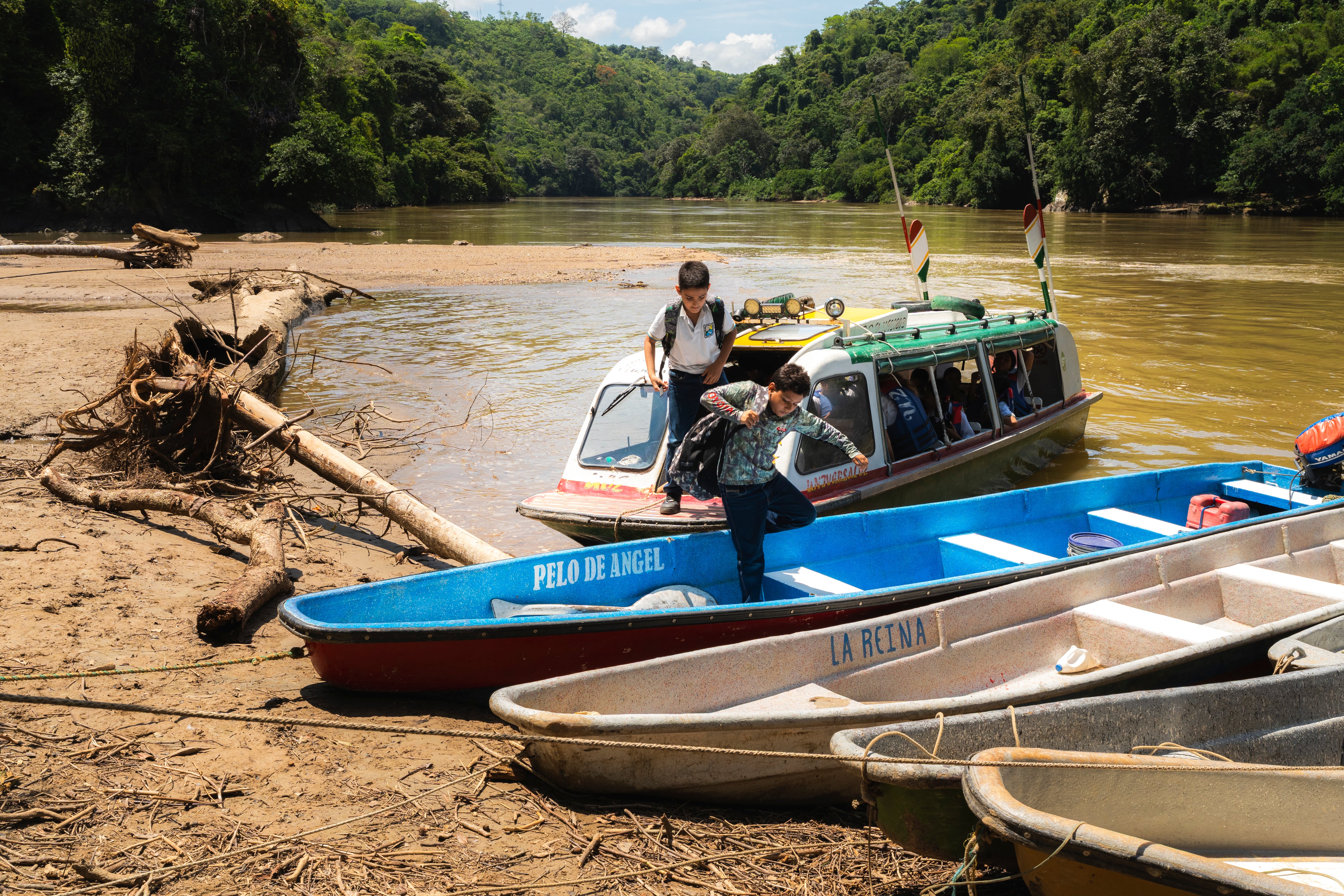 Luis Ángel Arango y Luis Felipe Pérez caminan hacia su casa en el rio Samana.